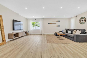 *NEW*~Whole House~Heart of Hollywood~2 Mi to Beach